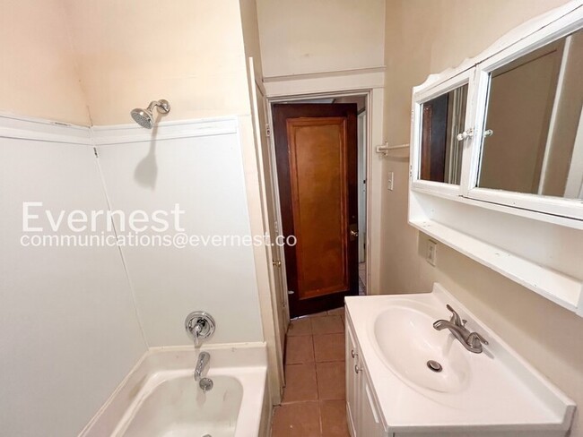 Building Photo - 3 Bed, 2 Bath Home with Off-Street Parking / Vouchers Accepted /Move-In Bonus: Move in this July ...