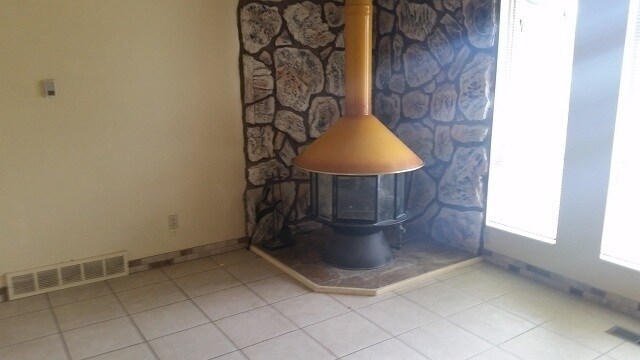 Building Photo - Great home with 2 car garage, deck and she...