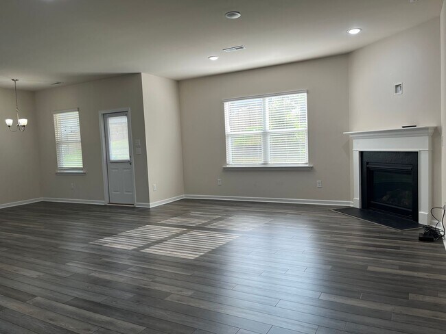 Building Photo - AMAZING LOCATION, Fantastic 4 Bed Home, In...
