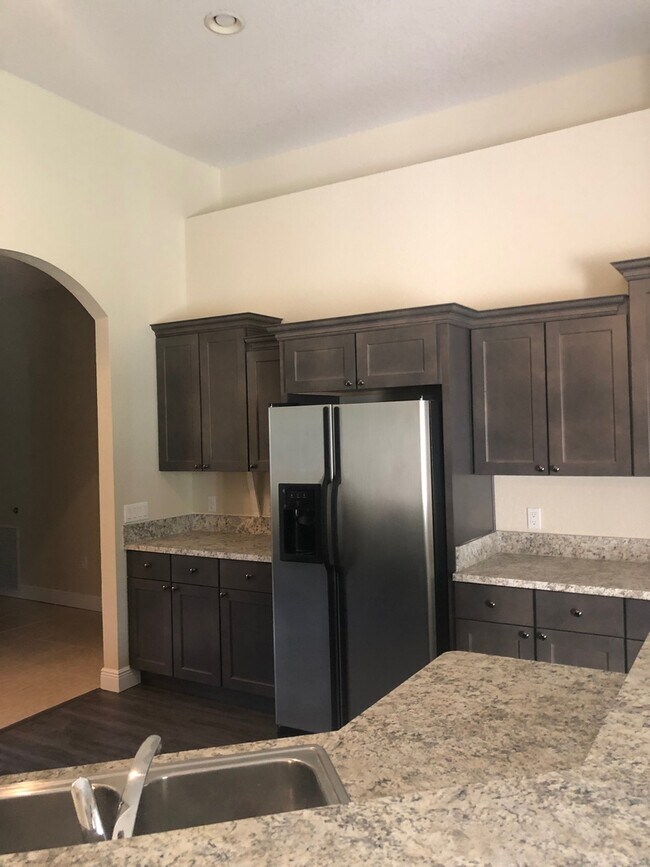 Building Photo - Large House w/Bonus Room, Lawn Care Included