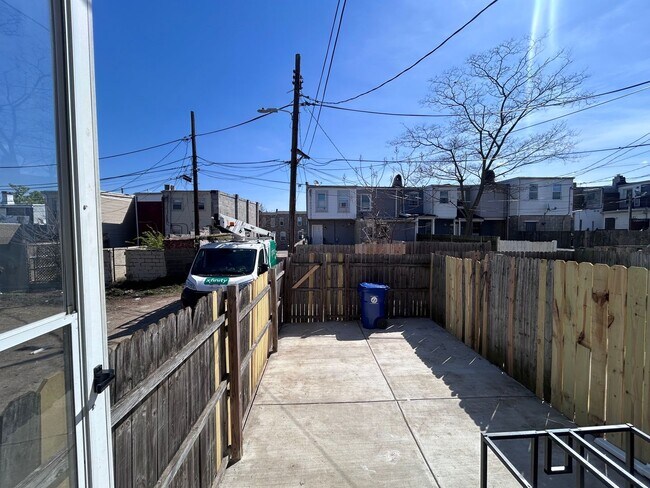 Building Photo - Baltimore - 2 bedrooms and 1 bath Available!