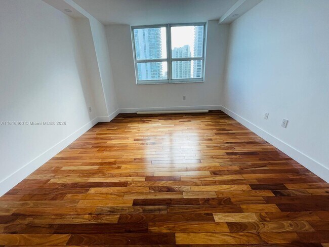 Building Photo - 1155 Brickell Bay Dr