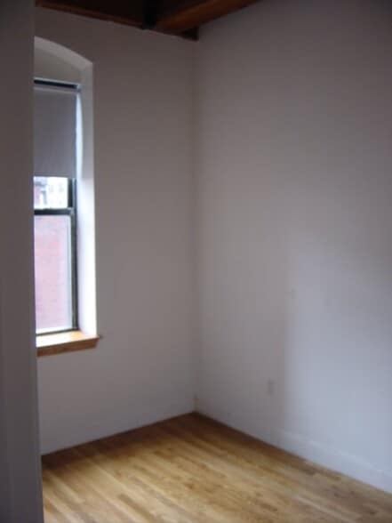 Building Photo - 9 Knapp St