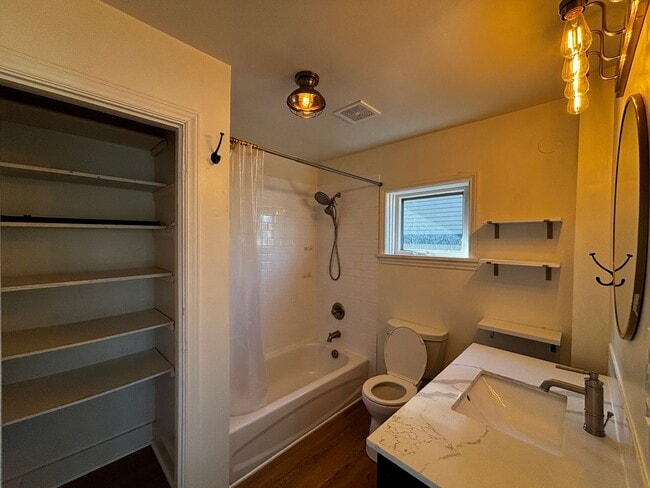 Building Photo - Charming duplex-style house in the heart of Green Lake and Tangletown