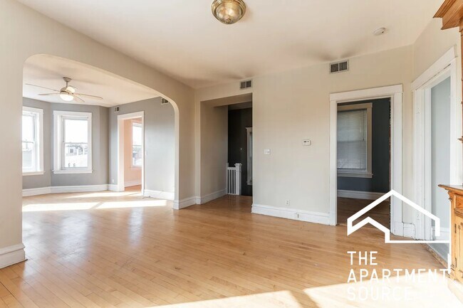 Building Photo - 2042 W Armitage Ave