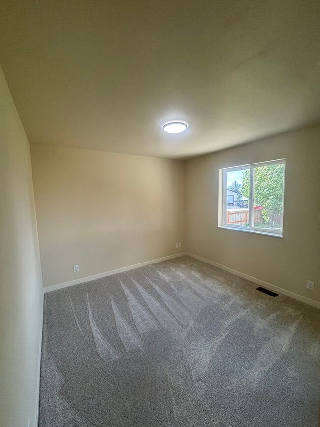 Building Photo - SINGLE FAMILY HOME IN PRAIRIE FALLS (P#94)