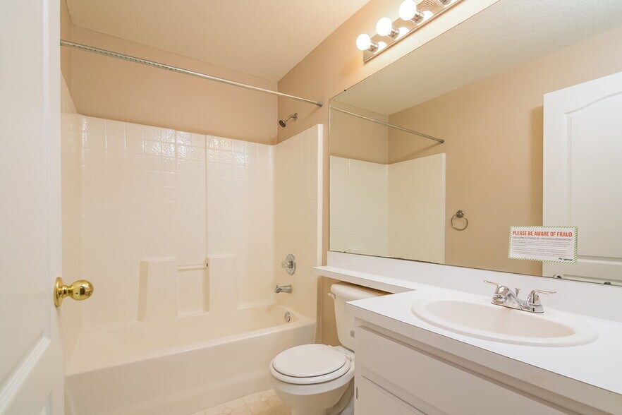 Building Photo - 1120 Lake Shore Ranch Dr