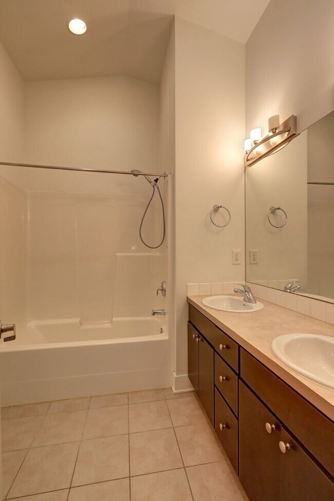 Building Photo - Elegant 2 Bedroom/1 Bath Town Home in Perf...