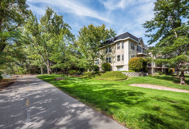 Building Photo - 690 Clearwater Ln
