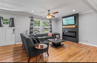 Building Photo - 179 Oak Dr SW