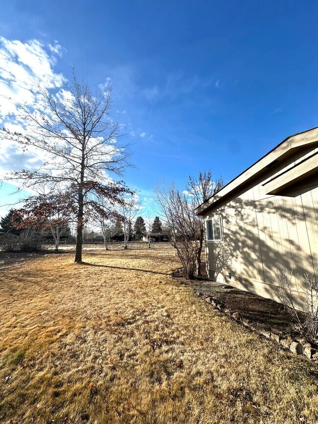 Building Photo - Light & bright single level home in NE Bend!