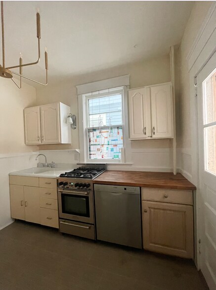 Building Photo - 890 Lancaster St