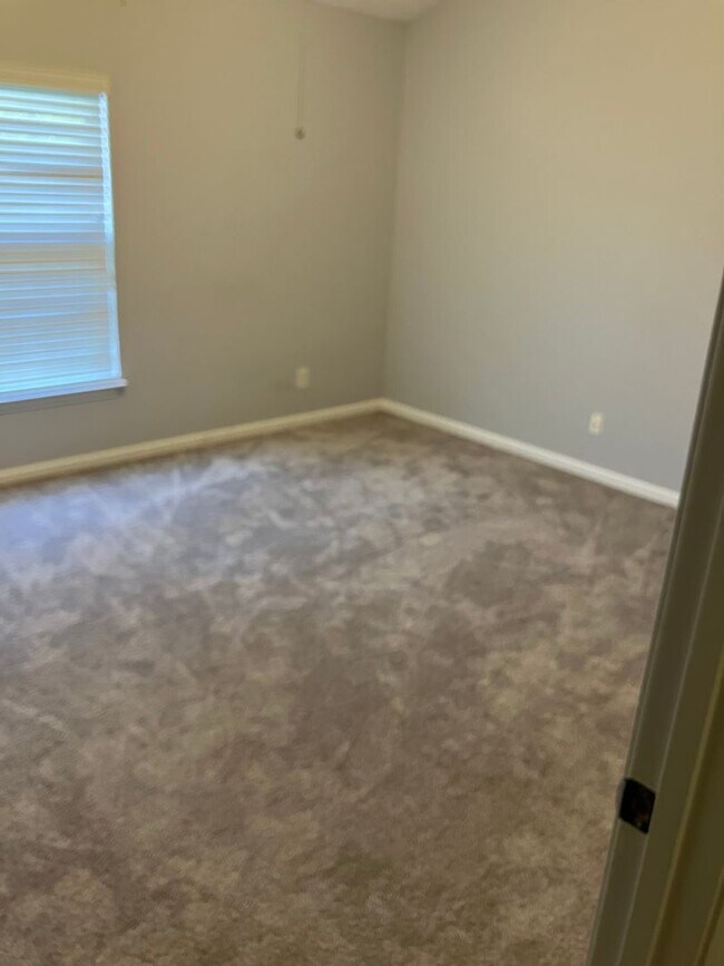 Building Photo - 858 Jarman Dr