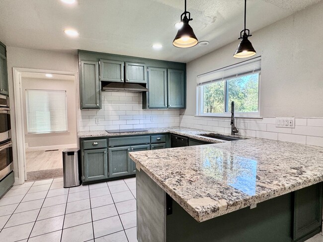 Building Photo - NOW AVAILABLE - 4 BED, 3 BATH, 2 CAR GARAG...