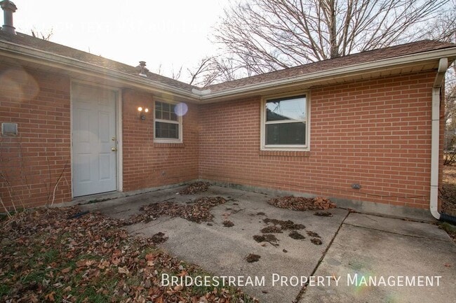 Building Photo - 3 bedroom, 1.5 bath ranch home with shed a...