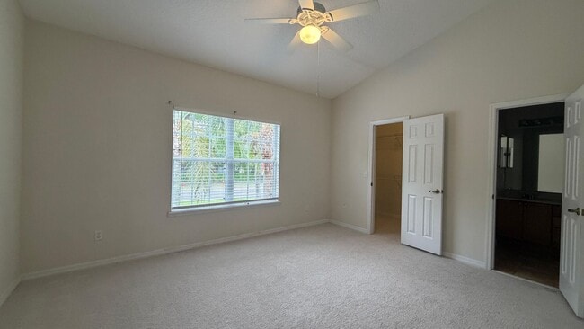 Building Photo - Beautiful 2 bed & 2.5 bath townhome