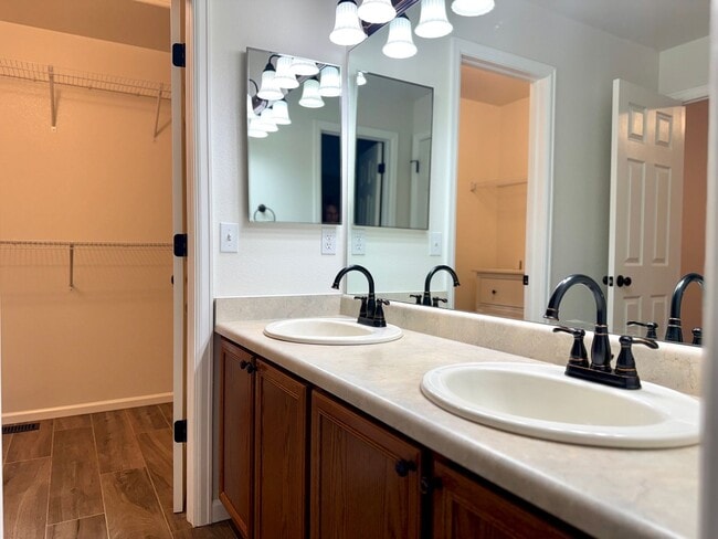 Building Photo - Beautifully Adorable Townhome!