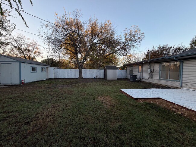 Building Photo - 1105 Highland Dr