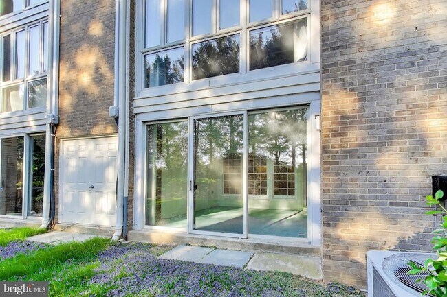 Building Photo - 5707 Brewer House Cir