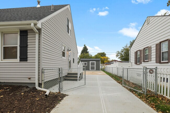 Building Photo - 1003 E Hopkins Dr