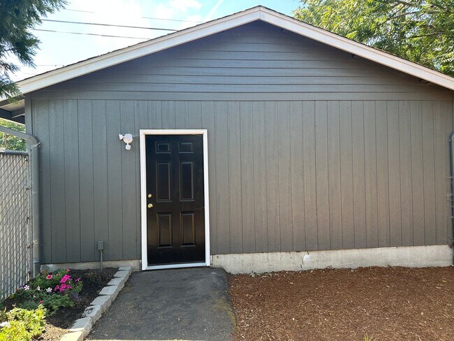 Building Photo - Beautifully updated 3 bedroom, 1 bath house in Eugene!