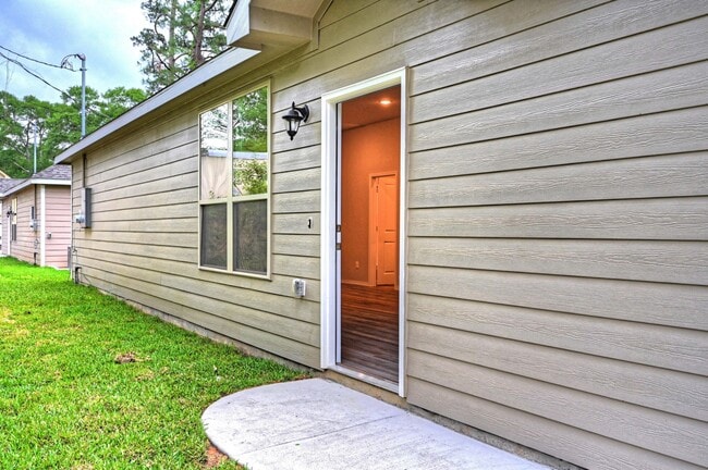 Building Photo - 12091 Canal St