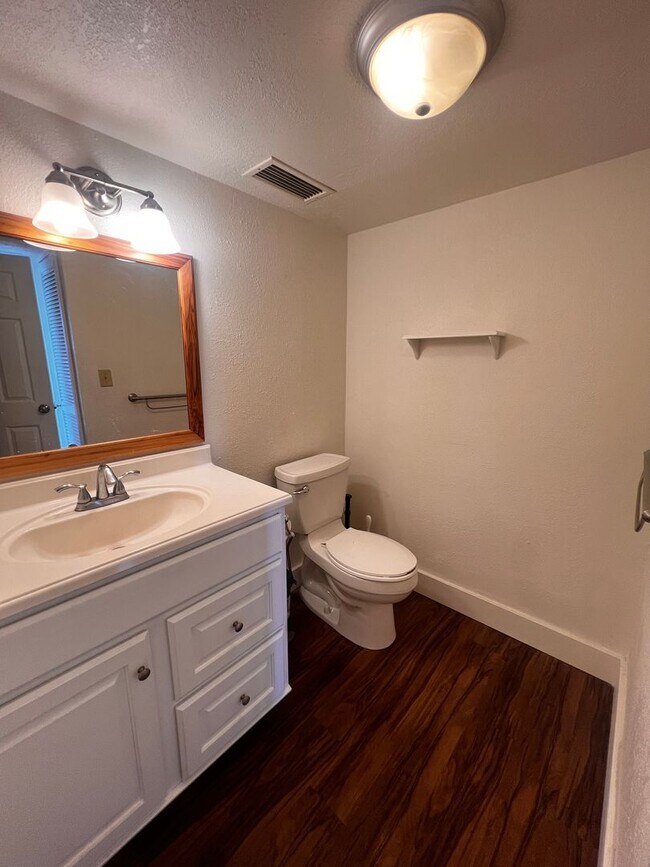 Building Photo - Pet Friendly, Secured, Lanai, AC, Private W&D
