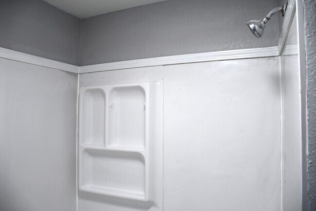 Building Photo - NEW LISTING!! 3 Bedroom House