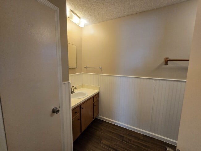 Building Photo - 403 E Lawnwood Ave