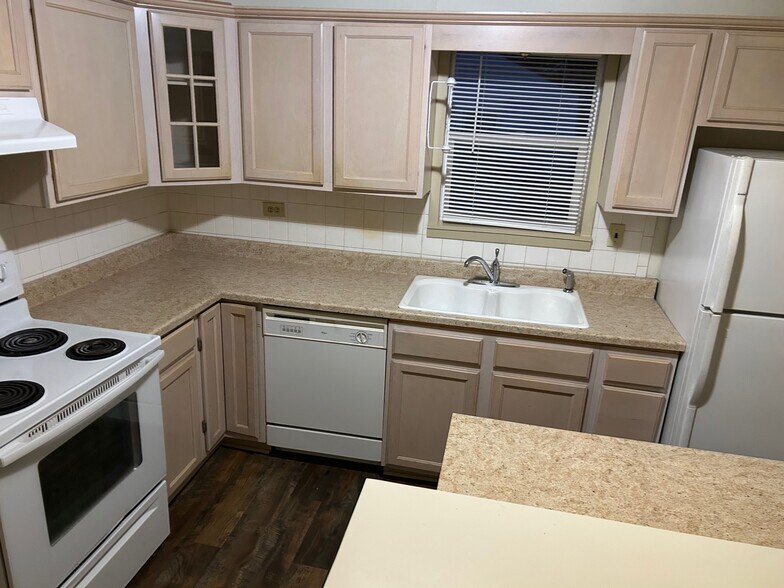 kitchen - 808 N Sheridan St