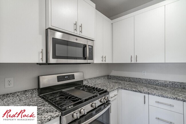 Building Photo - Gorgeous 3 Bedroom Townhome in Washington!