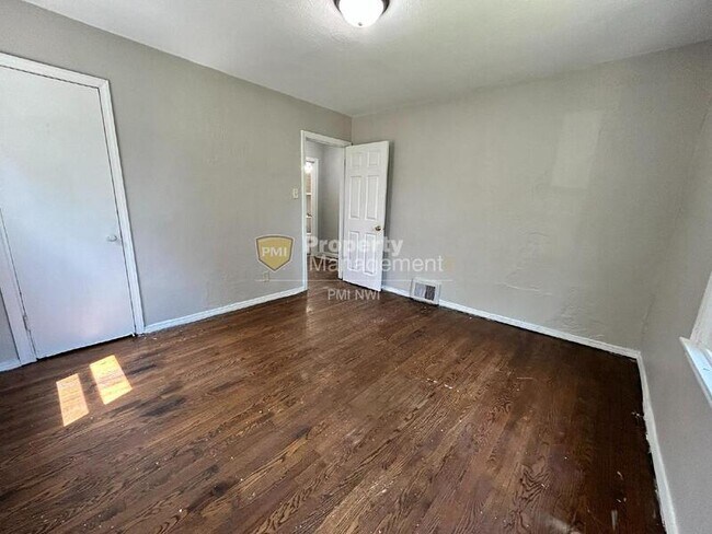 Building Photo - 754 Durbin St