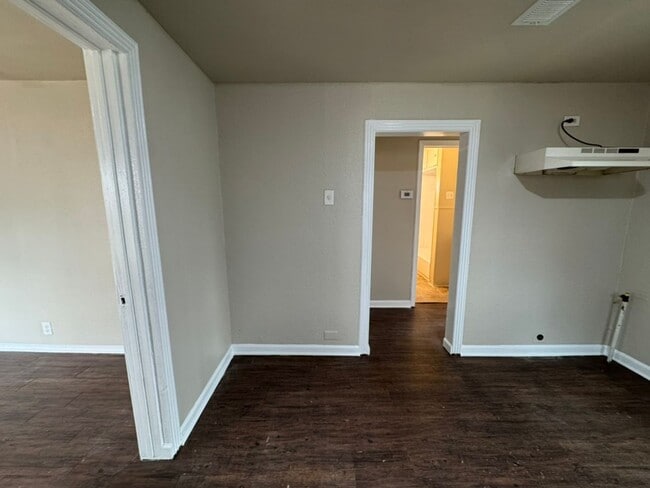 Building Photo - 3 Bed / 2 Bath Home in South San Antonio – Easy Access to I-10 & I-37