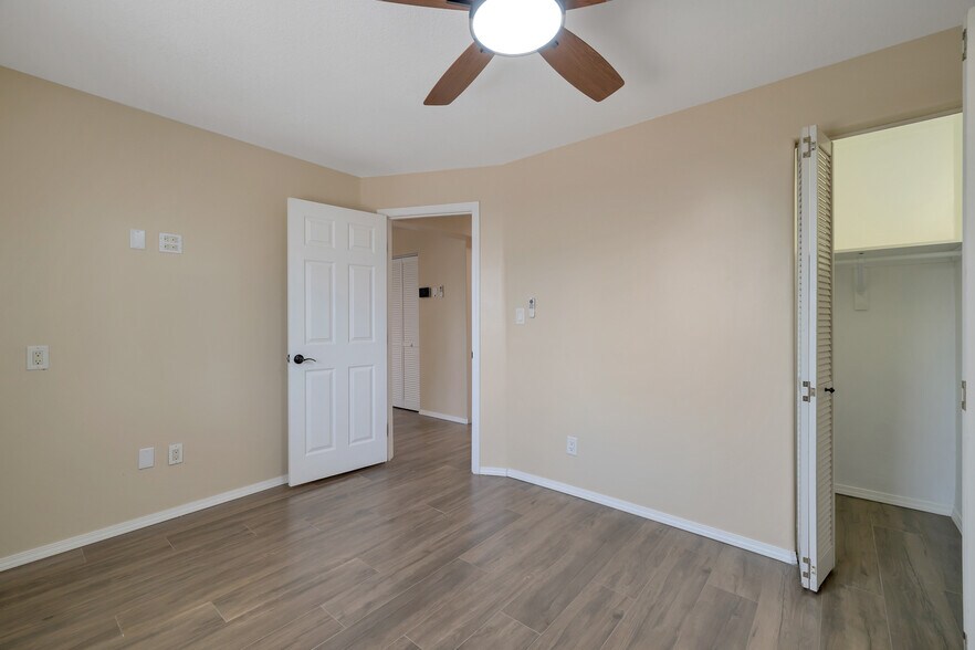 Building Photo - 5721 W Royal Palm Rd
