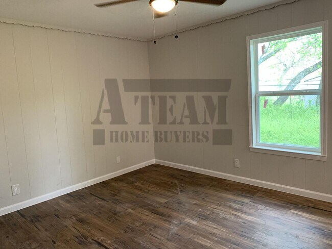 Building Photo - Freshly Remodeled 3 Bed 2 Bath Home!