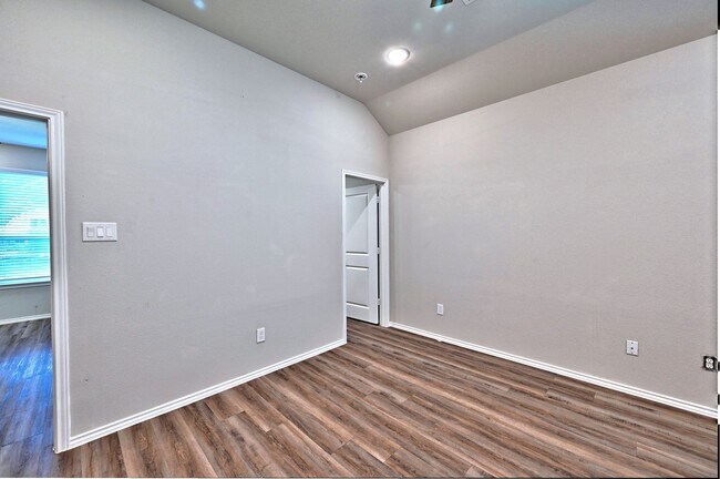Building Photo - 11550 Persimmon St