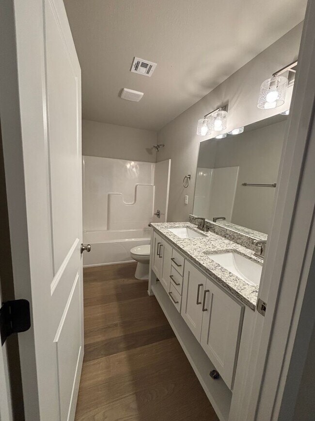 Building Photo - Beautiful New Duplex!
