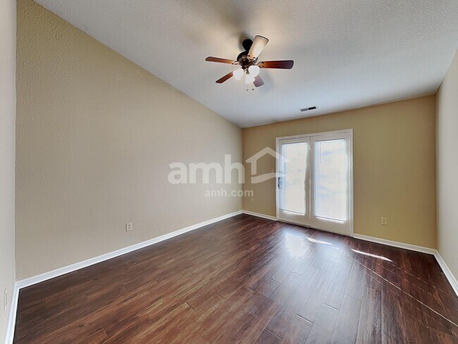 Building Photo - 220 Longview Bend