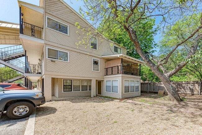 Building Photo - 2 month lease cute 1-1 blocks from campus and 1 block from UT shuttle