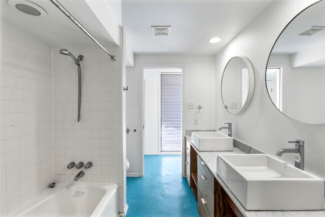 Building Photo - 1310 Harbor View Dr