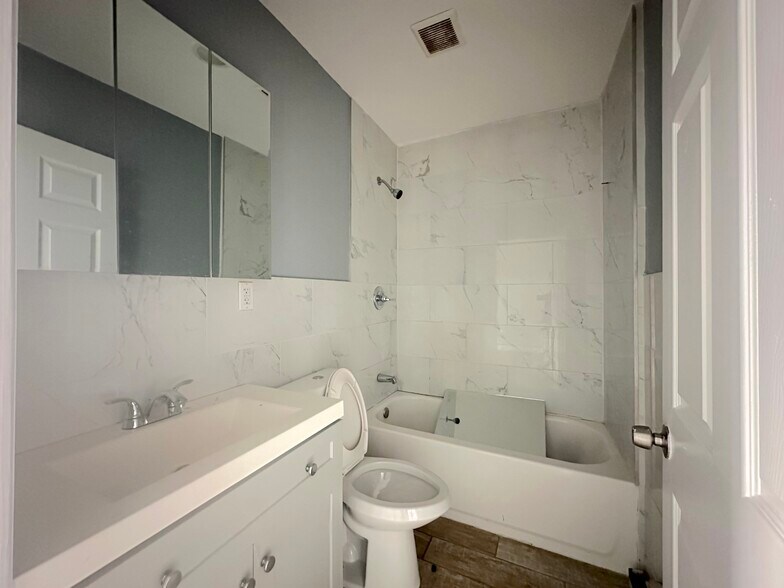 Building Photo - 105 William St