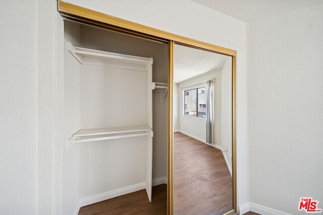 Building Photo - 1519 N Martel Ave