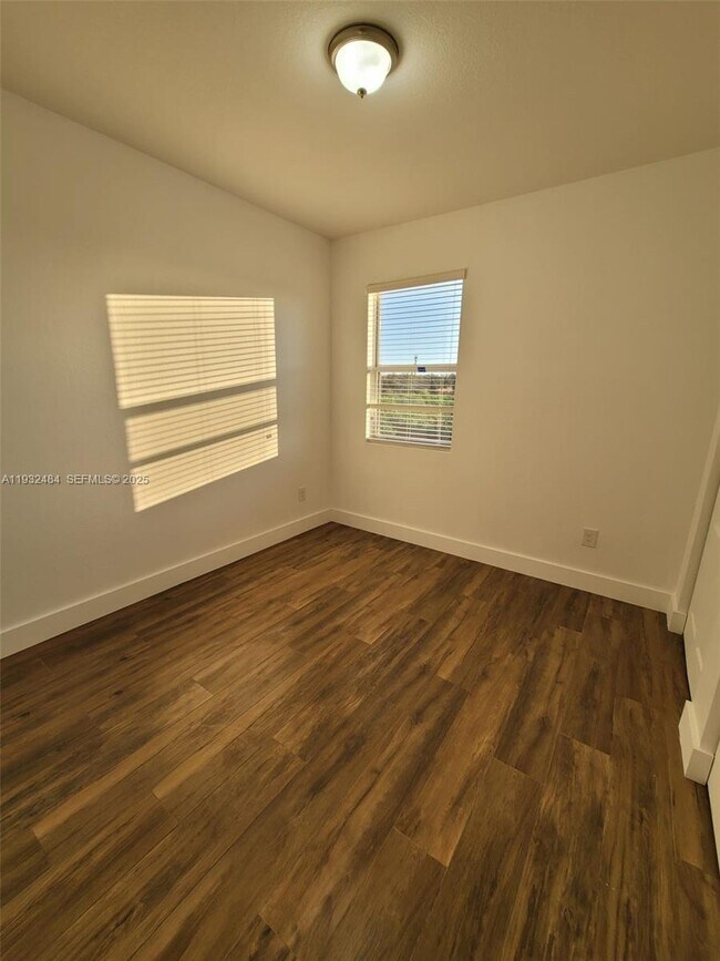 Building Photo - 156 SE 21st Terrace