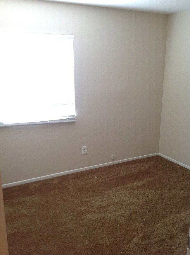 Building Photo - 3 BEDROOM, 2 BATHROOM CLOSE TO SCHOOLS!