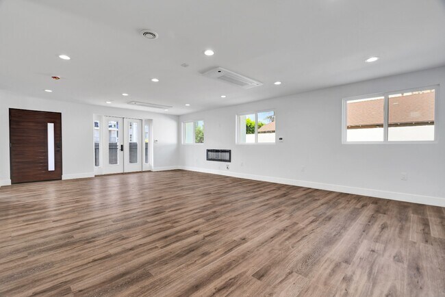 Building Photo - Spacious 3BR NoHo Home w/ Luxury European Finishes