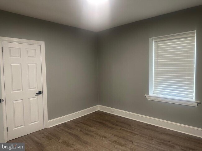 Building Photo - 1109 W James St