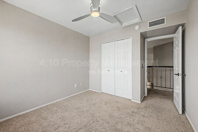 Building Photo - 3236 E Hiddenview Dr