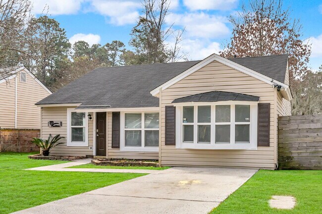 Building Photo - Location, Space and convenience at this adorable home.