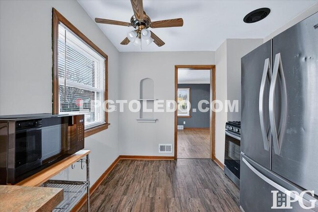 Building Photo - 667 Caswell Ave