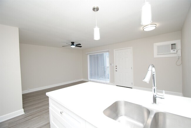 Building Photo - 2515 Yoakum Blvd